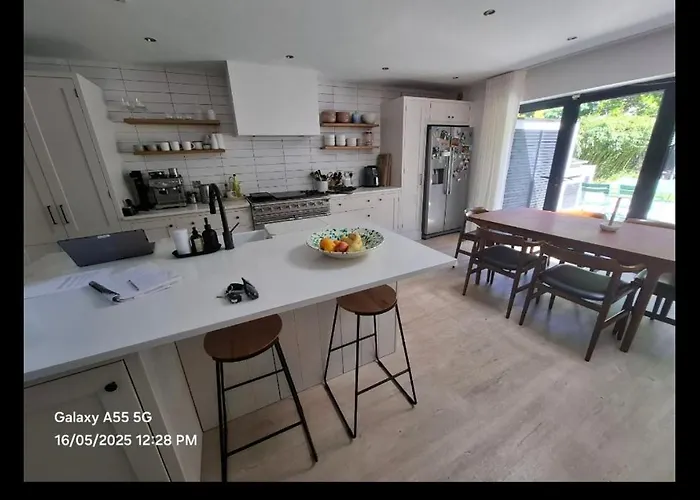 Beautiful And Spacious Home In South Circular Rd